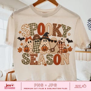 以下が含まれることがあります： クリーム色のTシャツで、大きな柄入りの文字で「SPOOKY SEASON」と書かれたグラフィックプリントが施されています。文字の下には、帽子やサングラスを身につけ、小さなオレンジ色のジャック・オー・ランタンを持った5体の幽霊が描かれています。