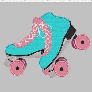 Op de afbeelding: Een paar turquoise rollerskates met roze wielen en witte veters. De skates zijn van opzij te zien, met de linker skate op de voorgrond en de rechter skate op de achtergrond.