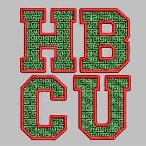 Pode incluir: Patch bordado com as letras HBCU em estilo universitário. As letras são verdes com um padrão repetido e contorno vermelho. O fundo é cinza liso.