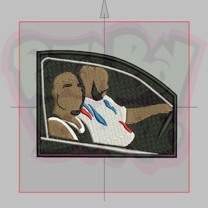 Puede incluir: Parche bordado con dos personas en un coche. El parche es negro con detalles en blanco, rojo y azul. Las personas conducen y sonríen.