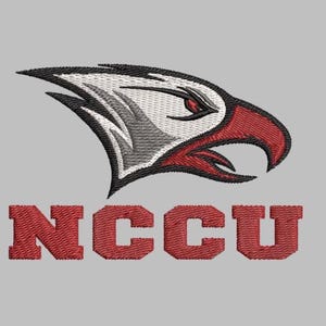 Peut inclure: Logo brodé représentant une tête d'aigle en noir, blanc, gris et rouge, avec les lettres NCCU en rouge en dessous. L'œil de l'aigle est rouge, sur fond gris uni.