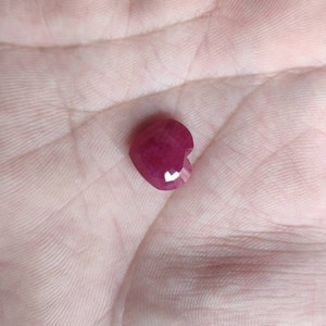 Rubí rojo natural facetado en forma de corazón, piedra tallada Corazón Feliz de Rubí, tamaño 10,5 mm × 12 mm, corazón feliz para colgante de anillo de rubí.
