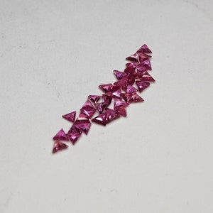 Triángulo de rubí, lote de 36 piezas. Forma de triángulo de rubí natural, tamaño de 2 mm a 2,5 mm, piedra tallada facetada, triángulo de rubí de 2 mm, anillos de rubí, pendientes de rubí.