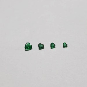 Piękny naturalny szmaragdowy kamień szlifowany w kształcie serca 2,5 mm 3 mm 3,5 mm 4 mm 4,5 mm Rozmiary Zielony szmaragdowy kamień szlifowany w kształcie serca