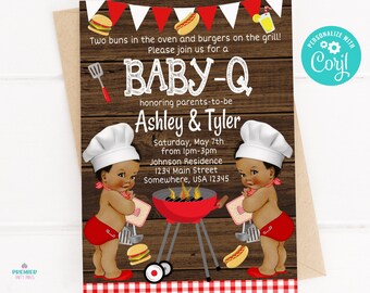 Pode incluir: Convite Baby-Q com fundo de madeira rústica. O convite apresenta o texto "Dois pães no forno e hambúrgueres na grelha!" e "Baby-Q" com os nomes Ashley & Tyler. Dois bebês com chapéus de chef estão em ambos os lados de uma grelha vermelha.