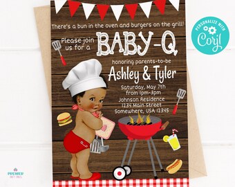 Pode incluir: Um convite para um chá de bebê com uma ilustração de desenho animado de um bebê usando um chapéu de cozinheiro e segurando uma espátula. O convite é para um "Baby-Q" e tem um esquema de cores vermelho, branco e azul. O texto no convite diz: "Por favor, junte-se a nós para um Baby-Q em homenagem aos futuros pais Ashley & Tyler. Sábado, 7 de maio das 13h às 15h Residência Johnson 1234 Main Street Somewhere, USA 12345."