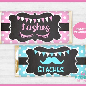 Può includere: Due involucri di barretta di cioccolato stampabili con uno sfondo a pois rosa e bianco e uno sfondo a pois blu e bianco. Gli involucri presentano un design a lavagna con il testo "Lashes" e "Staches" in testo bianco. Gli involucri sono perfetti per una festa di rivelazione del sesso.