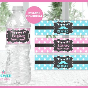 Könnte beinhalten: Wasserflaschenetiketten mit rosa und blauem Punkte-Hintergrund. Die Etiketten haben ein schwarzes Tafeldesign mit den Worten "Lashes" und "Staches" und einer kleinen Illustration von Wimpern oder einem Schnurrbart.