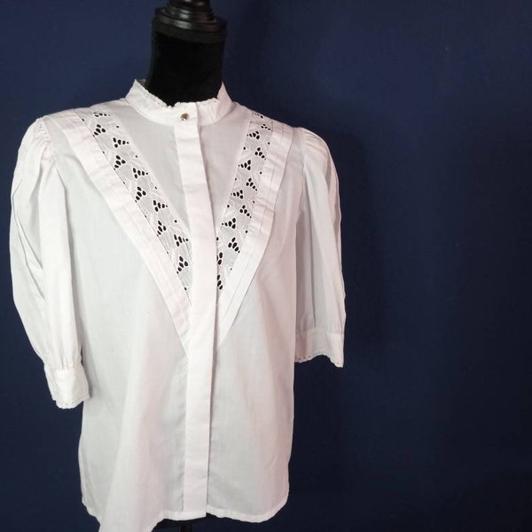 Vintage Folklorebluse mit elegantem Stehkragen