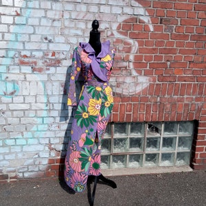 Extravagant 70s wrap dress flower power