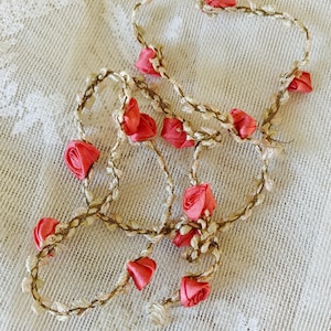 Rubans de soie français antiques, bordure rococo, roses en soie rouge orangé sur tresse tissée rose pâle et vert avec fils en métal doré, bordure de poupée de 25 cm de long