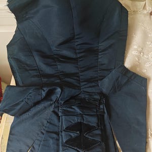 Chaqueta vasca antigua de 1860 con panel trasero, tafetán de seda azul marino y terciopelo de algodón, volante plisado sobre el polisón de la falda. Patrón de estudio para reutilización.