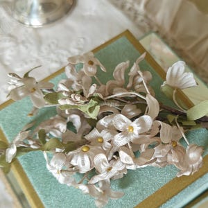 Bouquet vintage di lillà bianco crema con stami e foglie verde chiaro, ideale per abiti, corsage e decorazioni per cappelli.