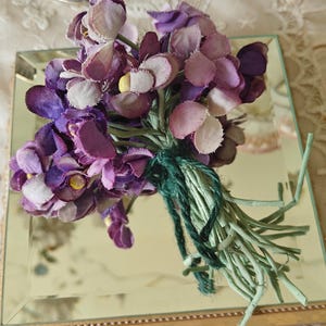 Ramo de flores violetas de tela amarilla y púrpura de sombrerería francesa antigua, tallos atados, tallos de tela con alambre, VTG, vestido, sombrero, adorno floral