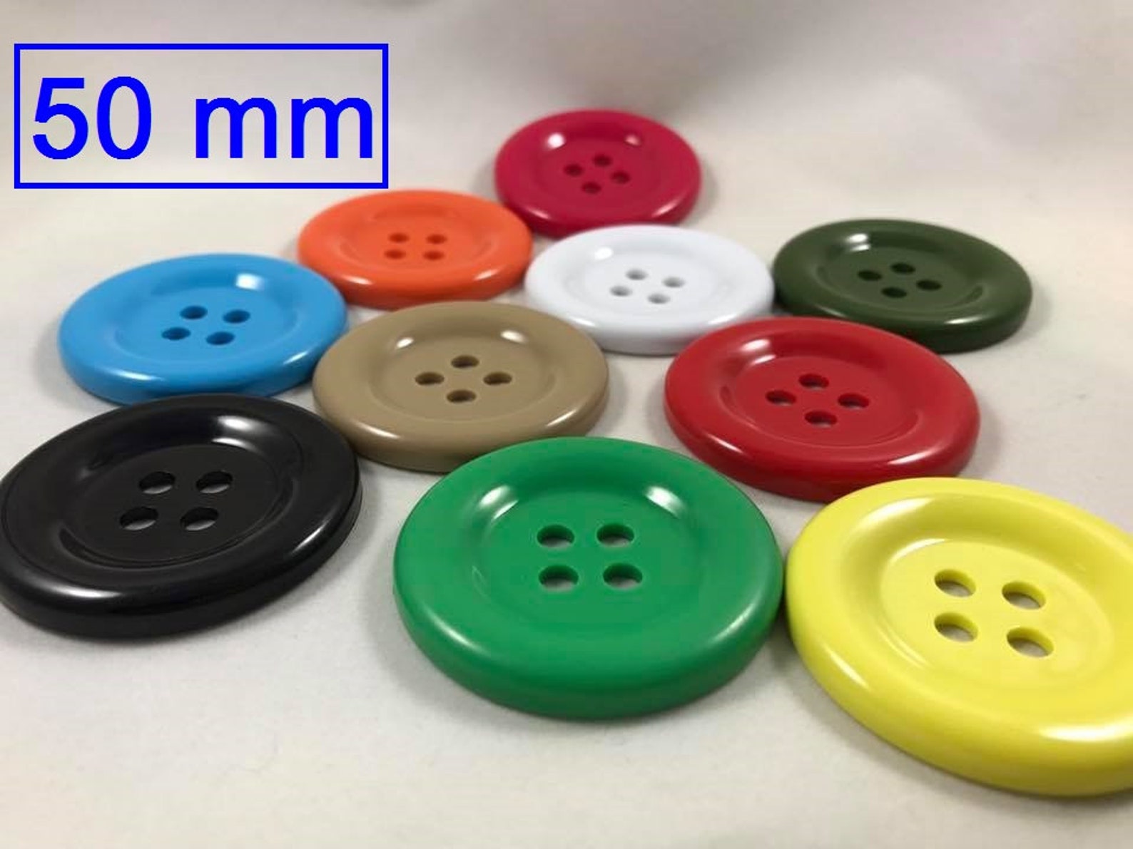 Large buttons. Пуговица с четырьмя отверстиями. Огромная пуговица. Кнопки для шитья. Large buttons.