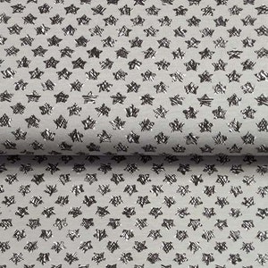 Könnte beinhalten: Nahaufnahme eines grauen Stoffes mit einem Muster aus silbernen Glitzersternen.