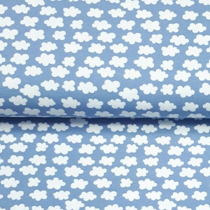 Könnte beinhalten: Ein blauer Stoff mit einem weißen Wolkenmuster. Die Wolken sind klein und gleichmäßig verteilt.
