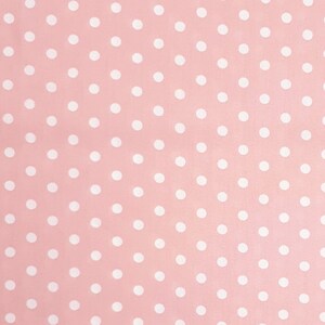 Può includere: Un tessuto rosa con un motivo a pois bianchi.
