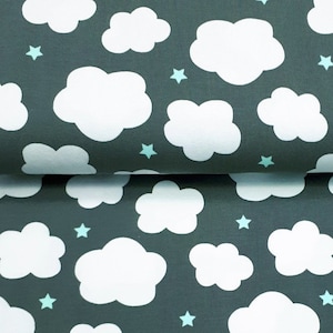 Könnte beinhalten: Ein dunkelgrauer Stoff mit einem sich wiederholenden Muster aus weißen Wolken und hellblauen Sternen.