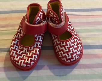 Pom D’api red & white woven summer sandals. French. Unisex. Shoes. Strap. 20/ U.K. 4 Kids.