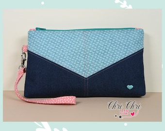Wristlet with removable strap. Made of fabric, with a small embroidered heart.