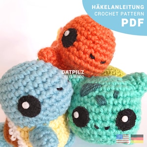 Può includere: Schema di uncinetto PDF per tre personaggi amigurumi: un Bulbasaur verde, uno Squirtle blu e un Charmander arancione. Lo schema è disponibile in inglese e tedesco.