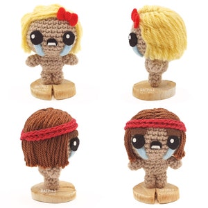 May include: Four crocheted dolls with red headbands and tearful faces. The dolls are standing on wooden bases with the name 'DATPILZ' printed on them.