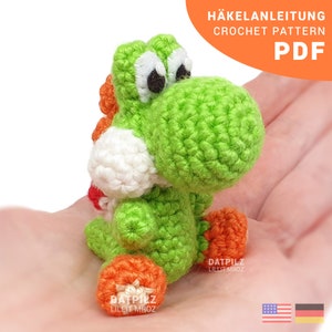 Può includere: Schema a uncinetto PDF per un personaggio Yoshi verde con accenti arancioni e bianchi. Lo schema è disponibile per il download e include le istruzioni per realizzare un giocattolo Yoshi all'uncinetto.