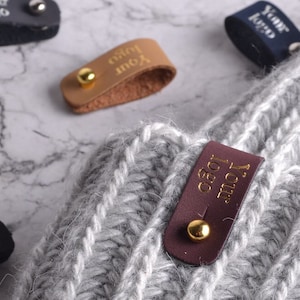 Etichette in similpelle personalizzate con rivetti, etichette all'uncinetto, etichette in ecopelle, etichette in pelle vegetale all'uncinetto, etichette incise personalizzate