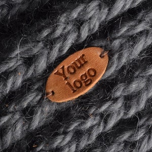 Tejer etiquetas de cuero personalizadas con el logo de tu propia marca, etiquetas con el logo de la marca, etiquetas cosidas para bolsos a crochet, suéteres, 3x1.5 cm, etiqueta ovalada
