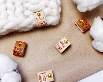 Etiquetas personalizadas em couro curtido vegetal para roupas, pequenas etiquetas dobráveis personalizadas, etiquetas de couro com rebites para tricô e crochê feitas à mão.