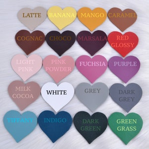 Puede incluir: Una colecci&oacute;n de 20 muestras de cuero en forma de coraz&oacute;n en varios colores, incluyendo latte, pl&aacute;tano, mango, caramelo, co&ntilde;ac, chocolate, marsala, rojo brillante, rosa claro, polvo rosa, fucsia, morado, chocolate con leche, blanco, gris, gris oscuro, tiffany, &iacute;ndigo, verde oscuro y verde hierba.