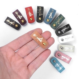 Etiquetas hechas a mano, Etiquetas de tejer, Etiquetas de ganchillo, Etiquetas de cuero, Etiquetas de cuero, Etiqueta con remaches etiqueta para artículos de ganchillo etiquetas personalizadas para hechos a mano