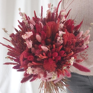 Strauß getrockneter Blumen, Strauß roter rostrosa und Terrakotta-Blumen, Strauß roter getrockneter Terrakotta-Blumen
