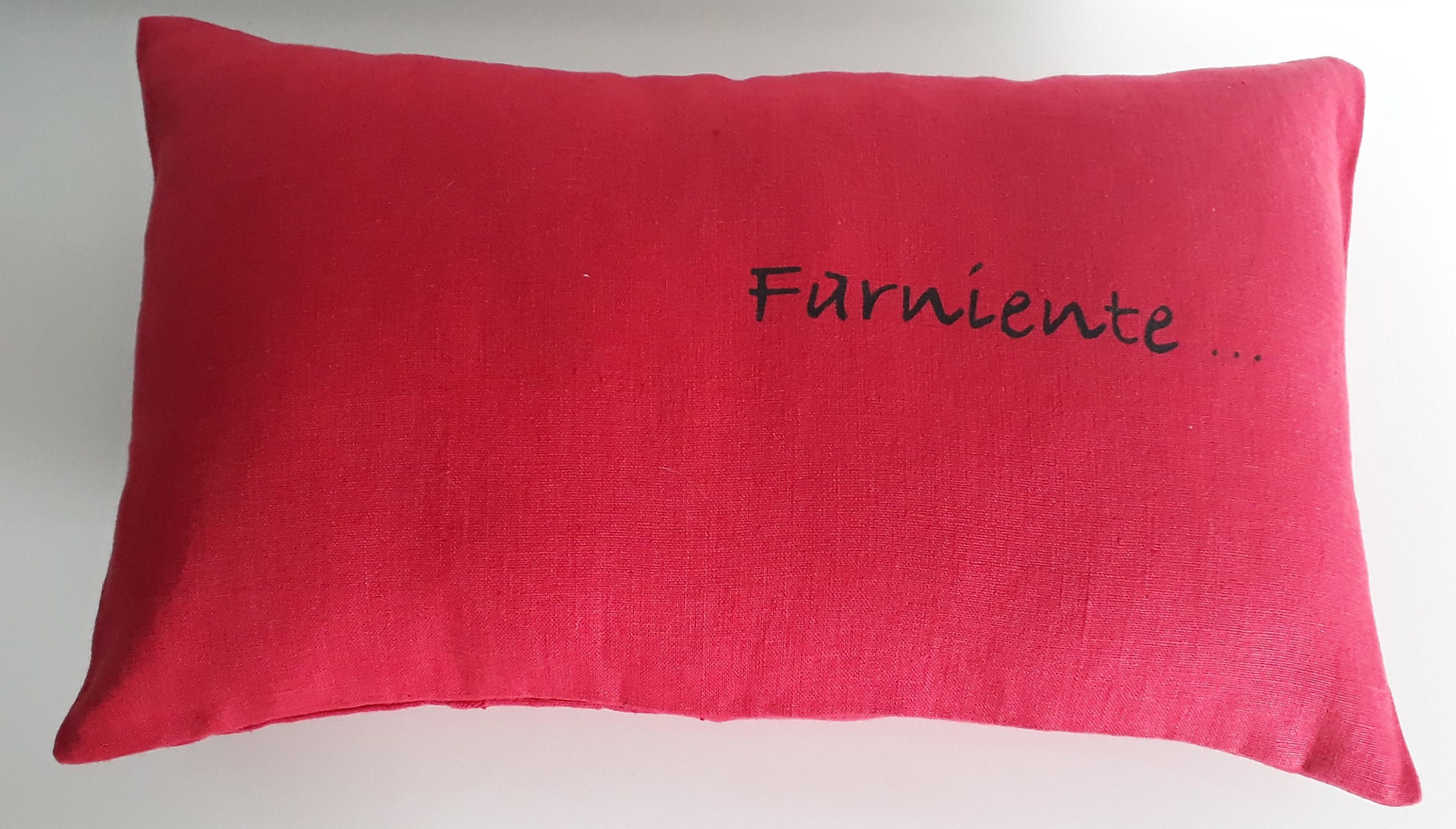 Housse de Coussin en Lin Lavé Rouge avec Lettrage Fait Main @happylifebyeveb Création Artisanale Piè