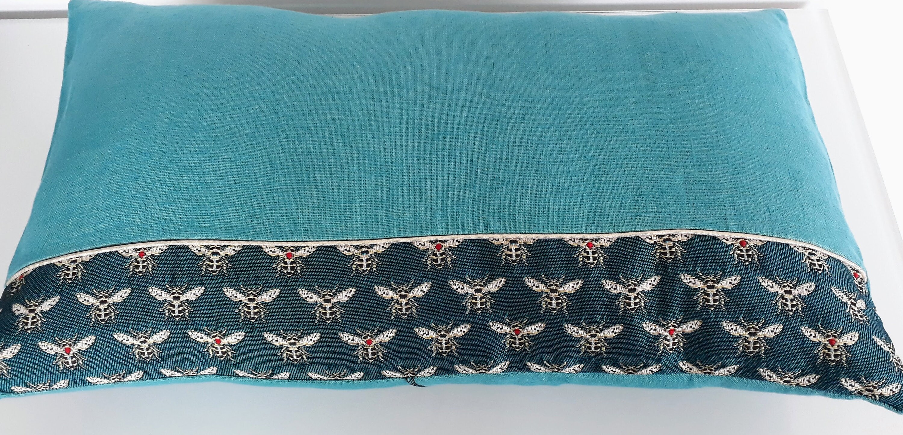 Housse de Coussin en Lin Turquoise et Jersey Vert Motif Abeille Fil Doré @happylifebyeveb Déhoussabl