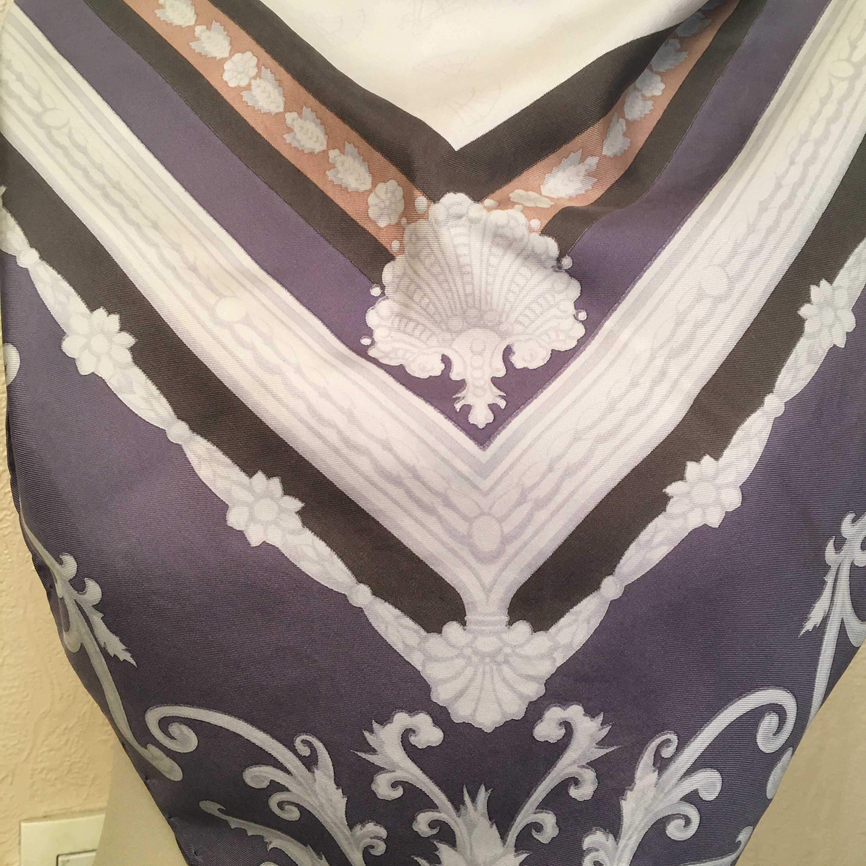 Petit Foulard en Soie - Cadeau Élégant pour la Fête des Mères