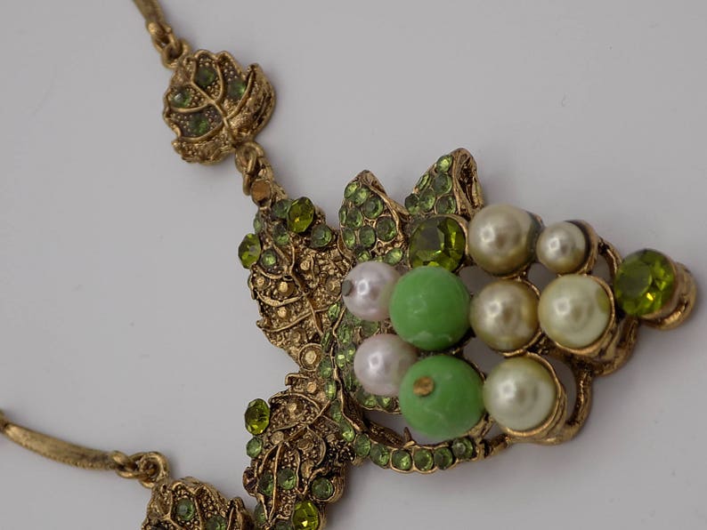 vintage necklace small green crystals green beige vintage gift woman gift pendant Gold metal necklace vintage beads woman necklace
