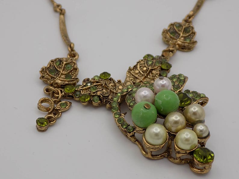 vintage necklace small green crystals green beige vintage gift woman gift pendant Gold metal necklace vintage beads woman necklace