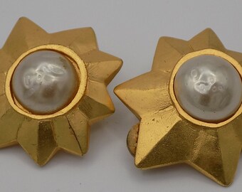 NINA RICCI,Boucles d'Oreilles,Plaqué Or,perle de culture,forme de soleil,Signé Nina RICCI,Cadeau Vintage,cadeau femme,bijou femme,clip femme