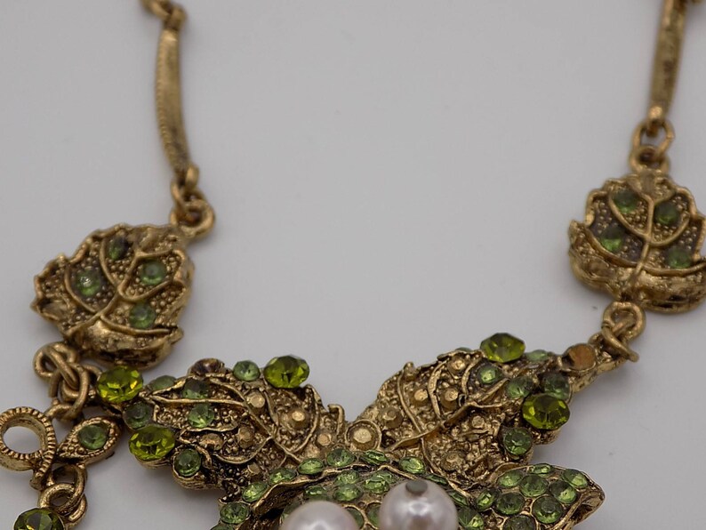 vintage necklace small green crystals green beige vintage gift woman gift pendant Gold metal necklace vintage beads woman necklace