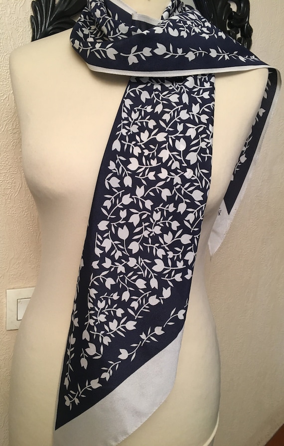 Foulard Carré De Soie Vintage Motif Casques Anciens - Beige Et Marron, Très Bon état, Pour Femme
