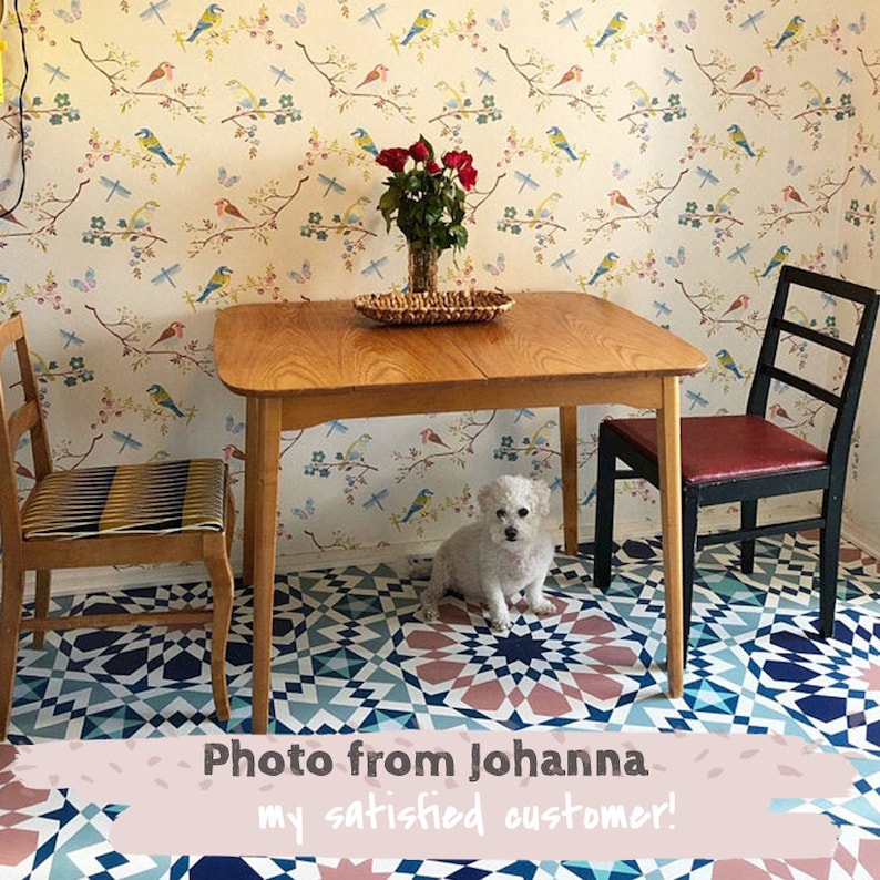 Puede incluir: Un perro blanco sentado en un suelo con estampado, con una mesa y sillas en el fondo. Las paredes est&aacute;n cubiertas con papel tapiz con un dise&ntilde;o de p&aacute;jaros y flores. El texto "Photo from Johanna my satisfied customer!" est&aacute; en la parte inferior de la imagen.