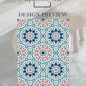 Puede incluir: Una vista previa del dise&ntilde;o de un papel tapiz con patr&oacute;n geom&eacute;trico en colores azul, blanco y coral. El ancho del rollo es de 152 cm o 4 pies 12 pulgadas.