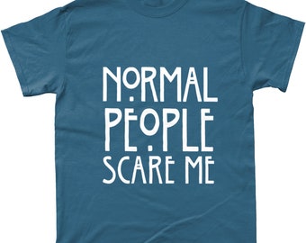 Puede incluir: Una camiseta azul turquesa con el texto "NORMAL PEOPLE SCARE ME" en blanco.