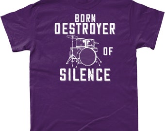 Puede incluir: Camiseta morada con texto blanco que dice "Born Destroyer of Silence" y un gráfico de una batería.