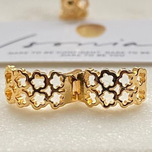 Kleine 18k Gold Overlay Creolen, Huggie Hoop, Gold Blume Creolen, Geschenk für Mama, Geschenk für sie, einfache Creolen