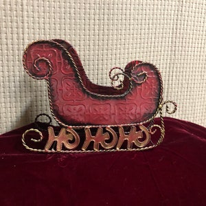 Trineo de metal rojo