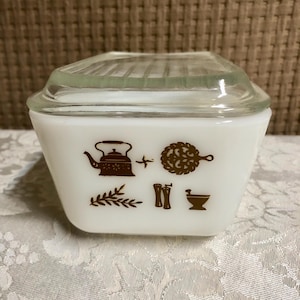 VTG Pyrex Early American Refrigerator Box With Lid 1970
