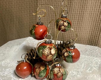 Ceramiczna ozdoba w kształcie szyszki Cracker Barrel